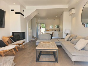 Living area - Close to the beach and shops, House 8 people et mooring 12 m (PORT GRIMAUD)