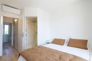 4 bedrooms, free WiFi - Close to the beach and shops, House 8 people et mooring 12 m (PORT GRIMAUD)