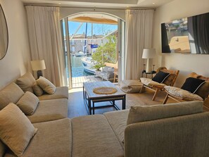 Living area - Close to the beach and shops, House 8 people et mooring 12 m (PORT GRIMAUD)