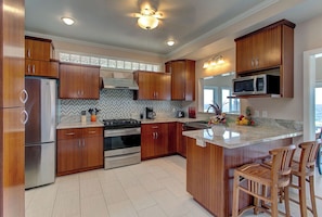 Fridge, microwave, oven, stovetop - Paradise Ocean View, 2Br/2Ba (Keaau)