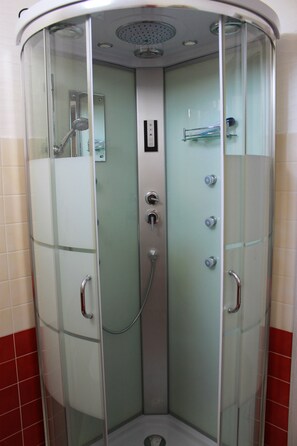 Doccia, vasca idromassaggio, asciugacapelli, bidet