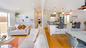 Un interior moderno con sala de estar, cocina y comedor.