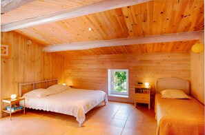 3 bedrooms, iron/ironing board, WiFi, bed sheets