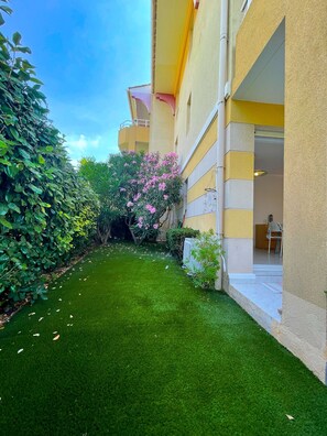 Property grounds - Superb Apartment With Garden Near The Sea (Fréjus)