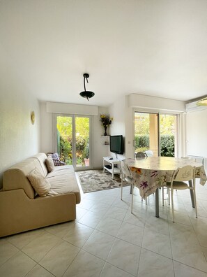 TV, Netflix, streaming services - Superb Apartment With Garden Near The Sea (Fréjus)