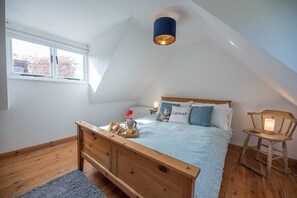 3 bedrooms, iron/ironing board, WiFi, bed sheets - Heart's Ease, Dallinghoo nr Woodbridge (Woodbridge)