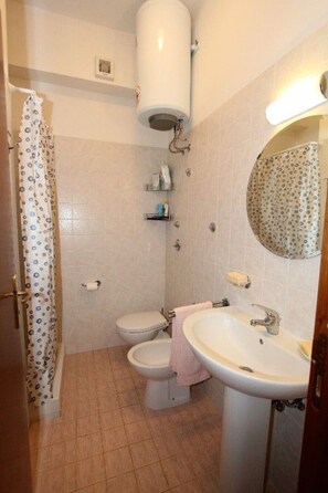 Combined shower/tub, hair dryer, bidet, towels - Casuzza di Gaia (Sicilia)
