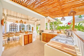 Frigorífico, horno, placa de cocina y cafetera o tetera