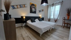 3 chambres, bureau, fer et planche Ă repasser, lit parapluie