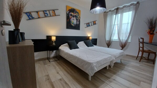 3 chambres, bureau, fer et planche à repasser, lit parapluie