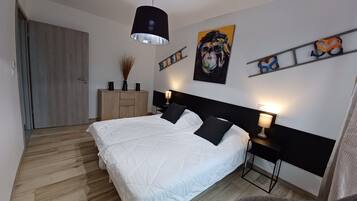 3 bedrooms, desk, iron/ironing board, travel crib