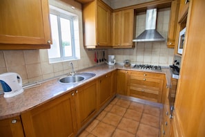Fridge, microwave, oven, dishwasher - Villa Loretta - Private heated pool, two minutes' walk to tennis club (Carvoeiro)