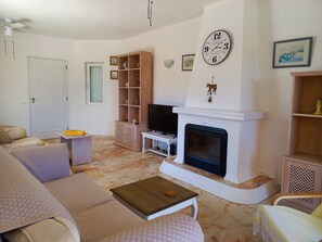 Een televisie en een open haard