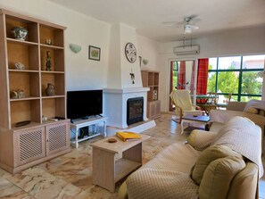 Televisión y chimenea 