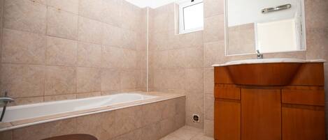 Badewanne, Haartrockner, Handtücher