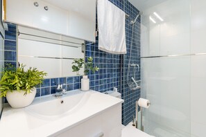 Dusche, Haartrockner, Handtücher
