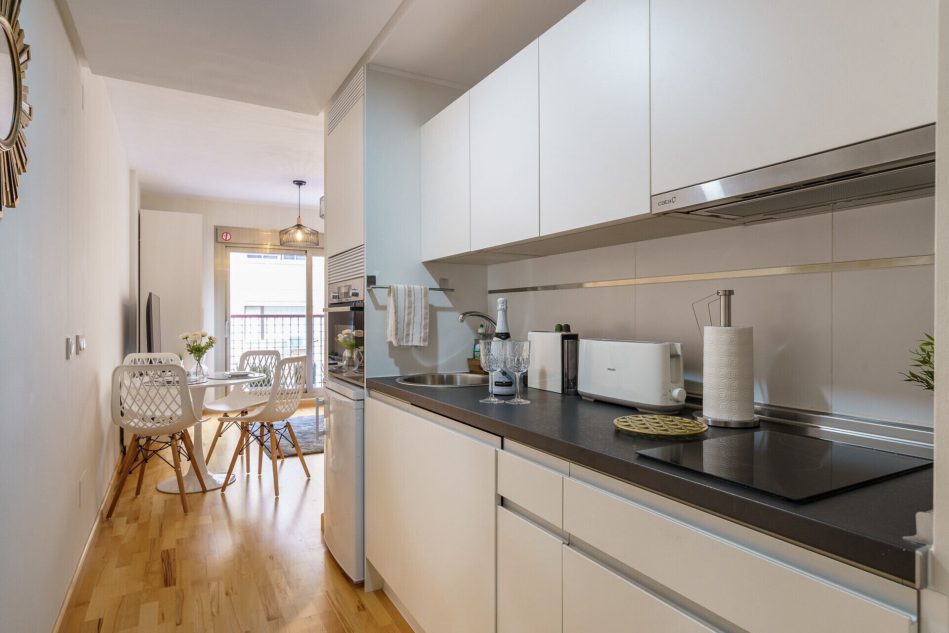 Kühlschrank, Mikrowelle, Ofen, Wasserkocher mit Kaffee-/Teezubehör