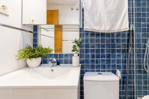 Douche, sèche-cheveux, serviettes fournies