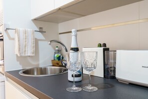 Réfrigérateur, micro-ondes, four, cafetière/bouilloire