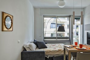 Studio | Living room | 24-inch flat-screen TV with cable channels, TV - Studio Piccolo a Carignano by Wonderful Italy (Genoa)