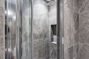 Bathroom - Studio Piccolo a Carignano by Wonderful Italy (Genoa)