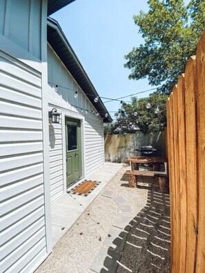 Outdoor dining - Downtown Casita- Charming one bedroom, close to Downtown Cody (Cody)
