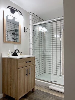 Dusche, Haartrockner, Handtücher