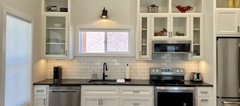 G.F. Wiard Cottage, recently built, pet friendly/fully fenced yard, walking distance to downtown!