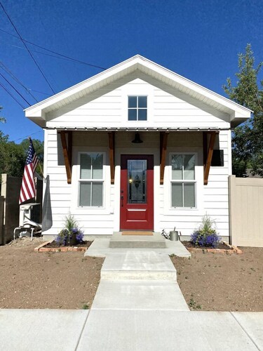 G.F. Wiard Cottage- New Tiny Home, Walk to historic Downtown Cody, Pet Friendly, Private Yard