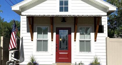 G.F. Wiard Cottage- New Tiny Home, Walk to historic Downtown Cody, Pet Friendly, Private Yard