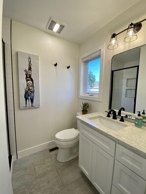 Shower, hair dryer, towels - G.F. Wiard Cottage- New Tiny Home, Walk to historic Downtown Cody, Pet Friendly, Private Yard (Cody)