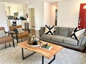 Smart-TV, Tischfußball, Bücher