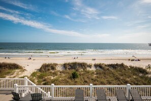 On the beach - Carolina Dreamin': Oceanfront w/Private Pool, Hot Tub, Elevator! (Oak Island)