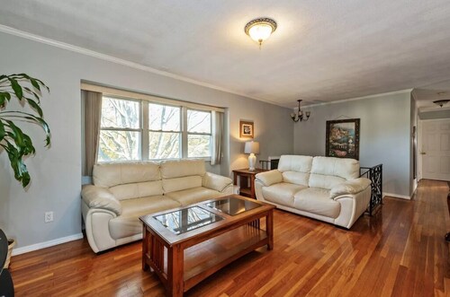 50% off 4bedrooms+2baths+living rooms+kitchen+dinning room+family room+ backyard