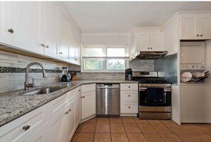 Fridge, oven, stovetop, dishwasher