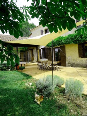 Outdoor dining - Belle Demeure Gersoise en Pierre : Ambiance Tranquillité et Fraicheur (Lartigue)