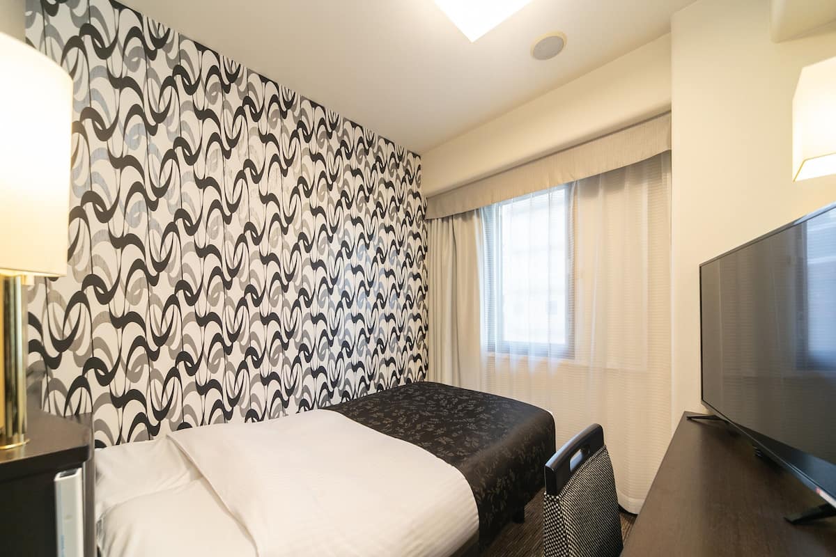 Donzen dekbedden, een bureau, gratis wifi, beddengoed