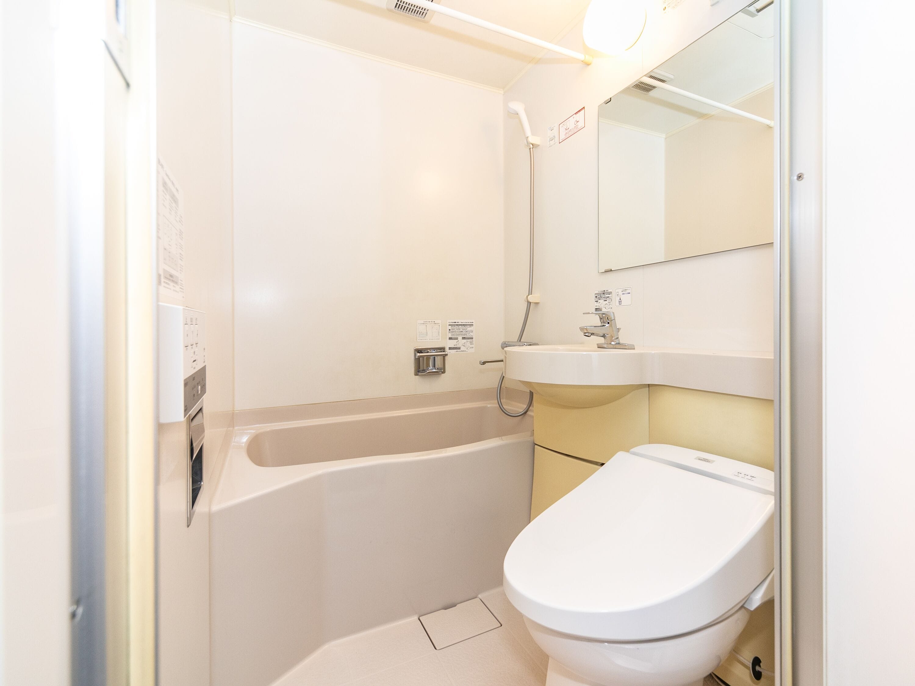 combined shower/bathtub, free toiletries, hair dryer, slippers