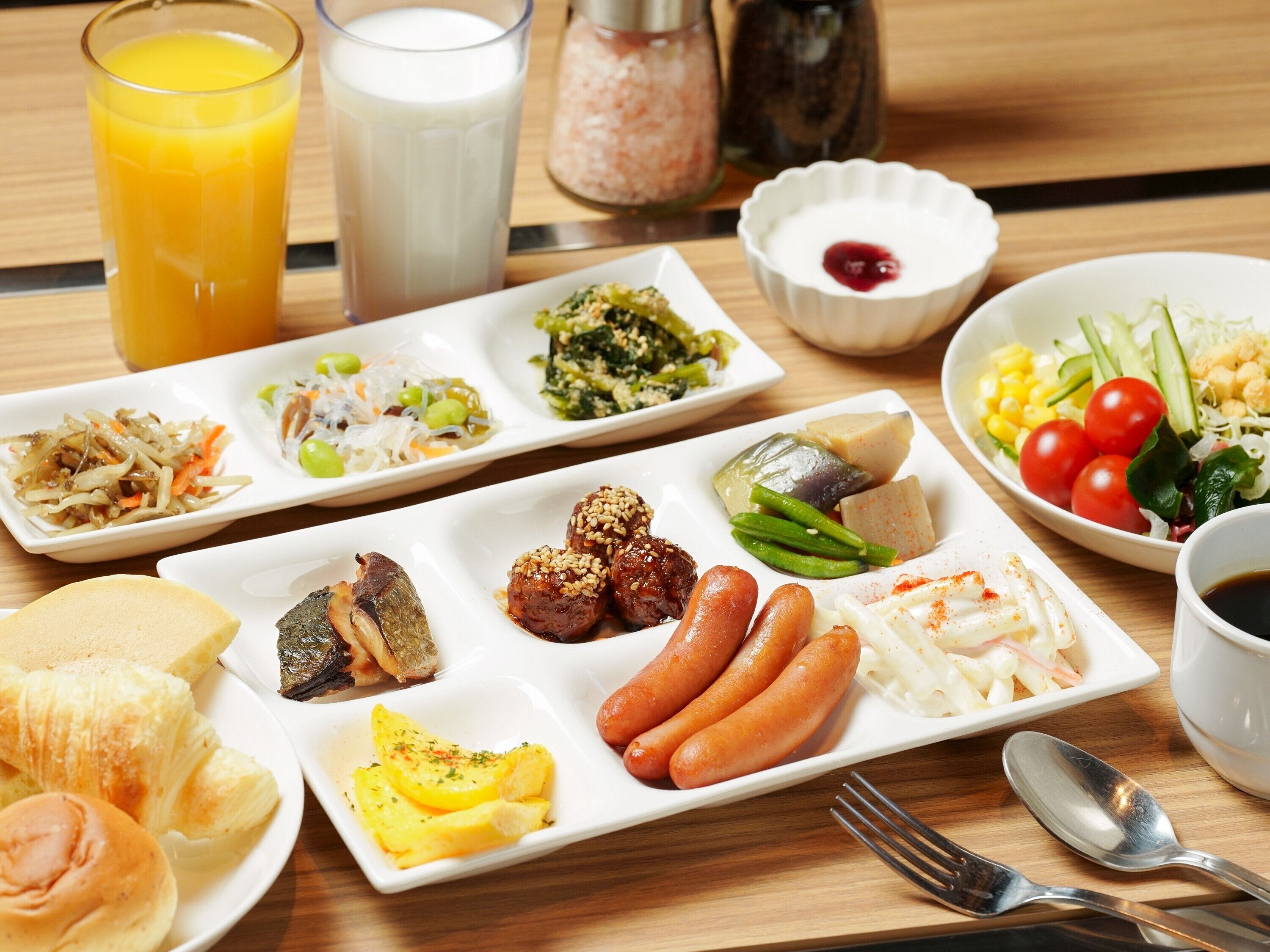 daily buffet breakfast (jpy 1300 per person)