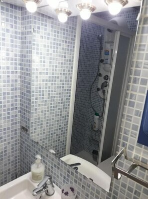 Dusche, Haartrockner, Bidet, Handtücher