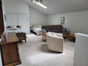 3 slaapkamers, een strijkplank/strijkijzer, internet, beddengoed