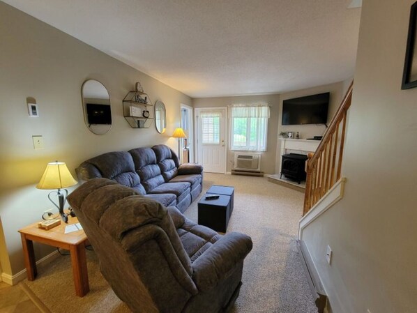 Televisie, een open haard en een dvd-speler