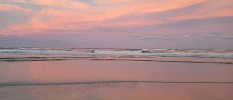 In Strandnähe, Liegestühle, Strandtücher