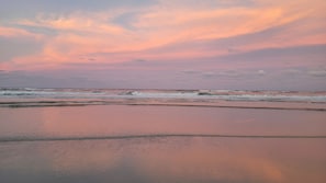 Plage à proximité, chaises longues, serviettes de plage