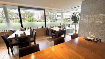 Frokost, lunsj og middag serveres, levende/rå retter