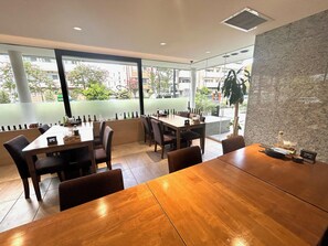 Breakfast, lunch, dinner served; live/raw dishes  - APA Hotel Keikyukamata Ekimae (Tokyo)