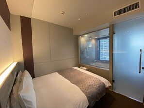 Down comforters, in-room safe, desk, free WiFi - APA Hotel Keikyukamata Ekimae (Tokyo)