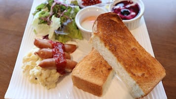 供應早餐、午餐、晚餐;刺身