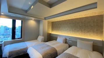 Ein Hotelzimmer mit zwei Betten, einem großen Fenster mit Blick auf die Stadt und einem modernen Design mit gemustertem Wand- und Deckenbereich.