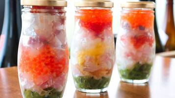 Se sirven desayunos, almuerzos, cenas y platos crudos